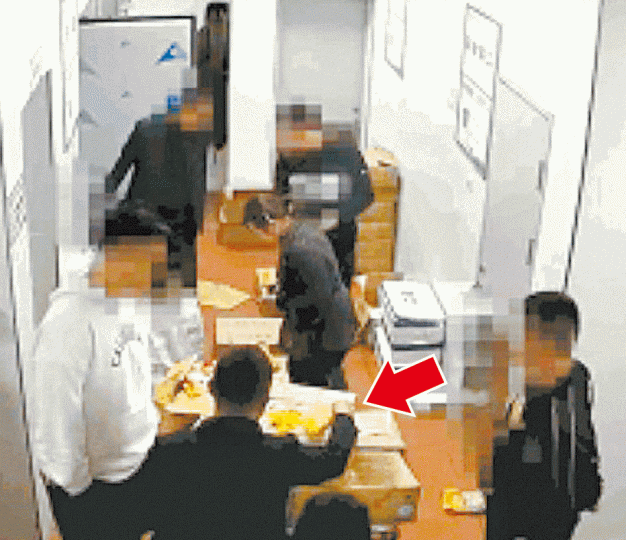 當局公佈閉路電視片段,顯示家長用薑黃粉弄污食材(箭嘴示)。成都官方昨召開新聞發佈會指有三名家長發佈假相。官方前日檢驗封存的食材。 當局公佈閉路電視片段,顯示家長用薑黃粉弄污食材(箭嘴示)。成都官方昨召開新聞發佈會指有三名家長發佈假相。官方前日檢驗封存的食材。