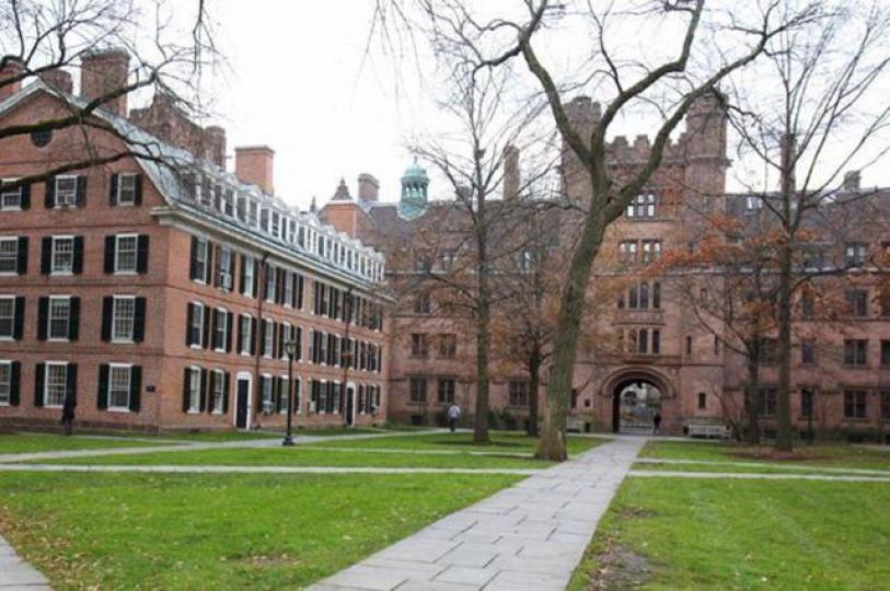 近日爆出美國名牌大學收生醜聞,說明對富爸爸來說,沙紙和磚頭可以兼得。 互聯網圖片 近日爆出美國名牌大學收生醜聞,說明對富爸爸來說,沙紙和磚頭可以兼得。 互聯網圖片