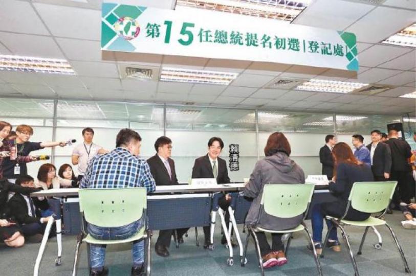 賴清德昨到民進黨中央黨部登記參選。 現任總統蔡英文將與賴清德在黨內初選對決。資料圖片賴清德昨宣佈角逐台灣總統。台灣《蘋果日報》 賴清德昨到民進黨中央黨部登記參選。 現任總統蔡英文將與賴清德在黨內初選對決。資料圖片賴清德昨宣佈角逐台灣總統。台灣《蘋果日報》