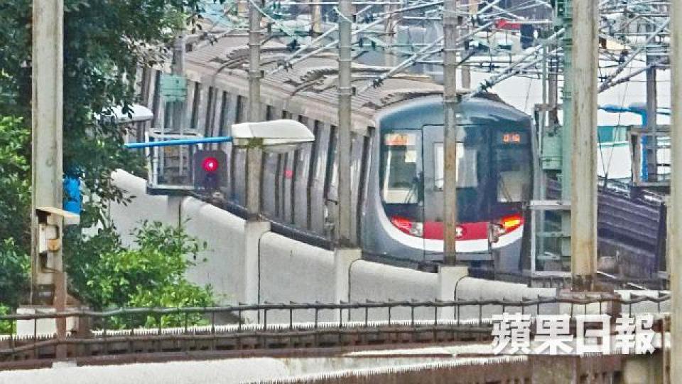 港鐵測試新信號系統觸發衝燈事故,行車安全惹人擔憂。 港鐵測試新信號系統觸發衝燈事故,行車安全惹人擔憂。