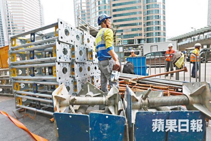 工人全日密鑼緊鼓運送工具到中環站。謝榮耀攝 工人全日密鑼緊鼓運送工具到中環站。謝榮耀攝