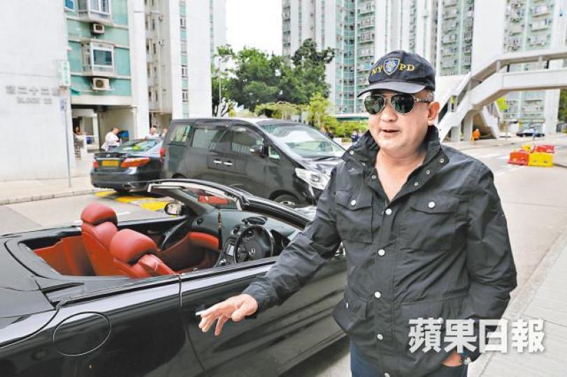 車主巫先生不滿泊車去附近提款,不足一分鐘便被鎖車,再駛來兩車堵塞行車線。三車擋路癱瘓百得街,引來數百巿民圍觀,鎖車公司及警員到場處理事件。 車主巫先生不滿泊車去附近提款,不足一分鐘便被鎖車,再駛來兩車堵塞行車線。三車擋路癱瘓百得街,引來數百巿民圍觀,鎖車公司及警員到場處理事件。
