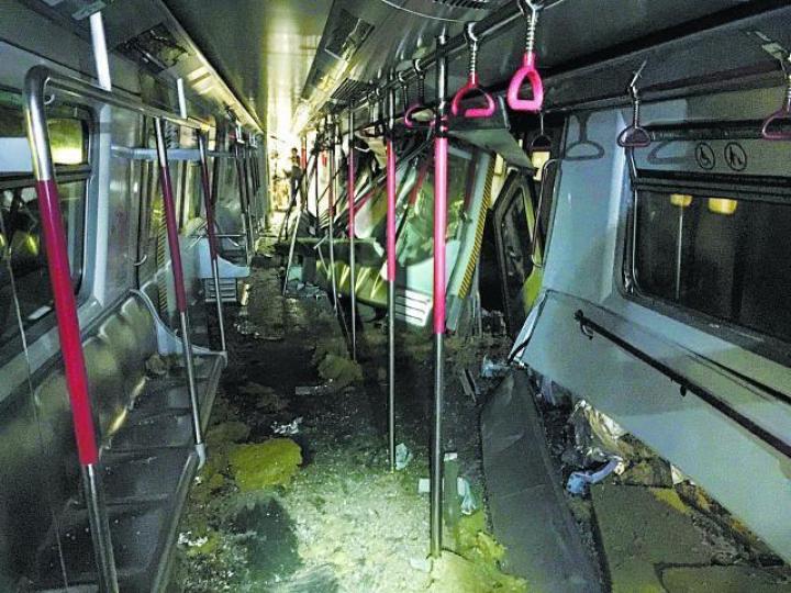 其中一列港鐵列車座位飛脫,車門嚴重變形。互聯網港鐵工程人員昨深夜在意外現場檢查涉事列車,商議移離方案,現場看不到被撞的另一列車,未知是否已移離現場。讀者提供圖片港鐵車務總監劉天成港鐵控制中心截圖顯示新系統出錯,容許兩列車駛進同一交叉渡線。西環飛躍動力召集人葉錦龍fb圖片 其中一列港鐵列車座位飛脫,車門嚴重變形。互聯網港鐵工程人員昨深夜在意外現場檢查涉事列車,商議移離方案,現場看不到被撞的另一列車,未知是否已移離現場。讀者提供圖片港鐵車務總監劉天成港鐵控制中心截圖顯示新系統出錯,容許兩列車駛進同一交叉渡線。西環飛躍動力召集人葉錦龍fb圖片