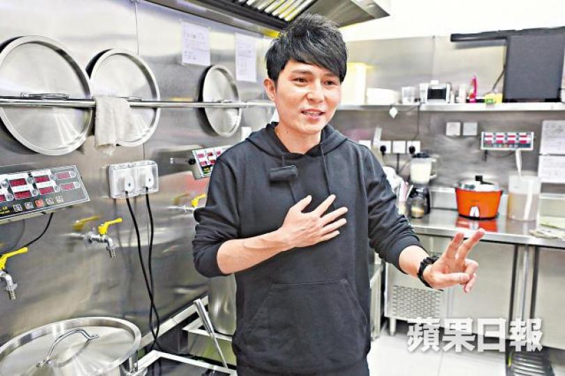 「珍煮丹」劉威煌指其銅鑼灣店月租15萬元。李家皓攝黑糖珍珠奶茶及芝士奶蓋等近年瘋魔全城,各區茶飲店大增。 「珍煮丹」劉威煌指其銅鑼灣店月租15萬元。李家皓攝黑糖珍珠奶茶及芝士奶蓋等近年瘋魔全城,各區茶飲店大增。