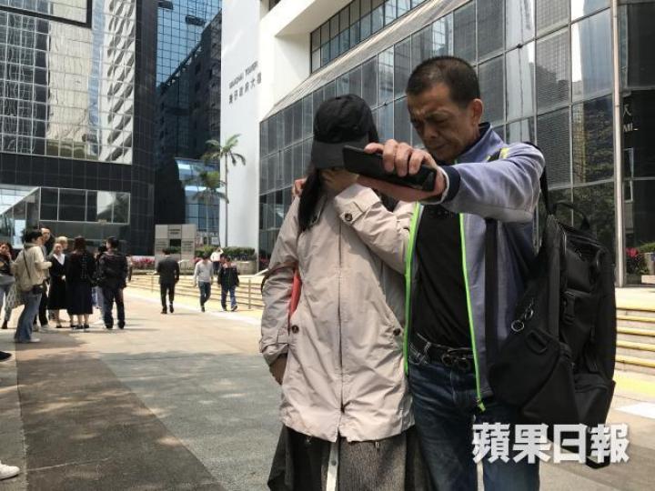 蔡錦虹(圖左)承認詐騙按揭貸款1000萬元,准保釋候判。戴國輝攝 蔡錦虹(圖左)承認詐騙按揭貸款1000萬元,准保釋候判。戴國輝攝