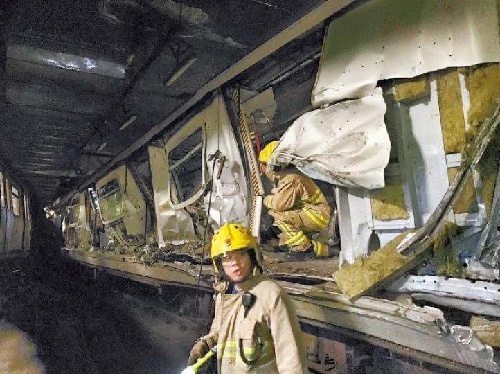消防員到港鐵列車相撞現場搜索。互聯網兩名涉事車長(左一及左二)事後送院治理。列車車廂被撞至傾側。互聯網大批消防員在中環站外戒備。 消防員到港鐵列車相撞現場搜索。互聯網兩名涉事車長(左一及左二)事後送院治理。列車車廂被撞至傾側。互聯網大批消防員在中環站外戒備。