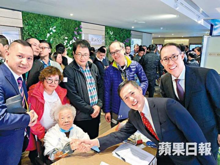 去年鄧婆婆擲近2,000萬元購入觀塘新盤凱匯,近日其近親則以1,800萬元沽出將軍澳東港城。將軍澳東港城 去年鄧婆婆擲近2,000萬元購入觀塘新盤凱匯,近日其近親則以1,800萬元沽出將軍澳東港城。將軍澳東港城