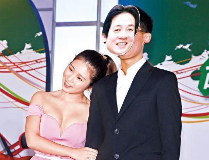 女星雞排妹也是賴清德粉絲,曾與山寨賴神合照。 女星雞排妹也是賴清德粉絲,曾與山寨賴神合照。