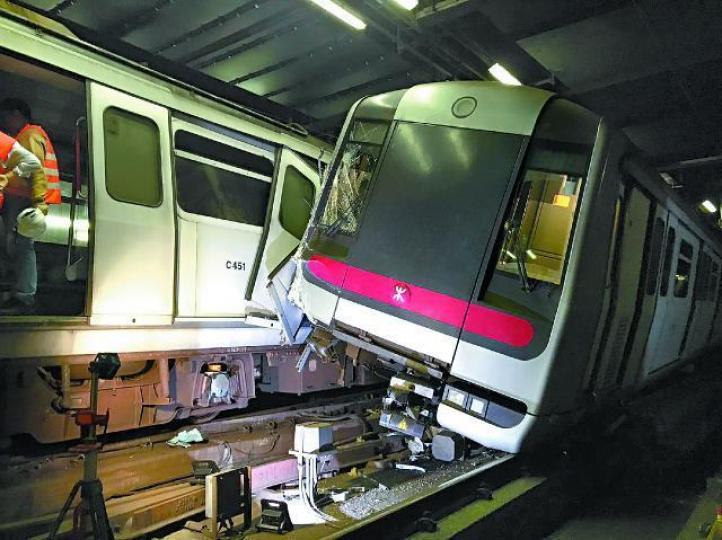 兩列無載客港鐵列車昨凌晨因信號系統出錯而相撞。港鐵提供圖片 兩列無載客港鐵列車昨凌晨因信號系統出錯而相撞。港鐵提供圖片