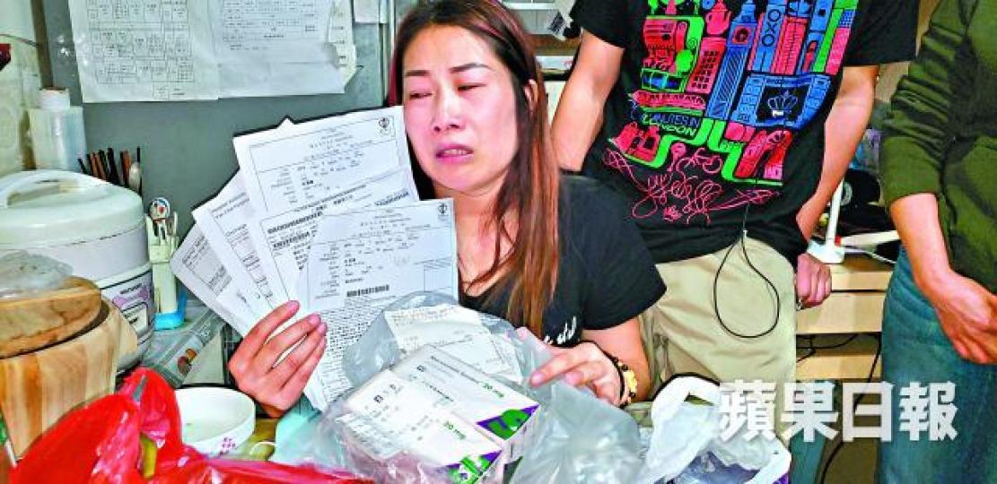 肖母昨聞噩耗情緒激動,又展示兒子的藥物。黎家駒攝死者肖葉濤 肖母昨聞噩耗情緒激動,又展示兒子的藥物。黎家駒攝死者肖葉濤