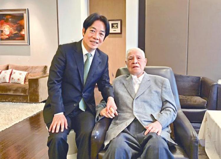 賴清德昨拜訪「台獨元帥」、前總統李登輝。 面對賴清德挑戰,蔡英文表示處理國家政務是第一優先。台灣《蘋果日報》 賴清德昨拜訪「台獨元帥」、前總統李登輝。 面對賴清德挑戰,蔡英文表示處理國家政務是第一優先。台灣《蘋果日報》
