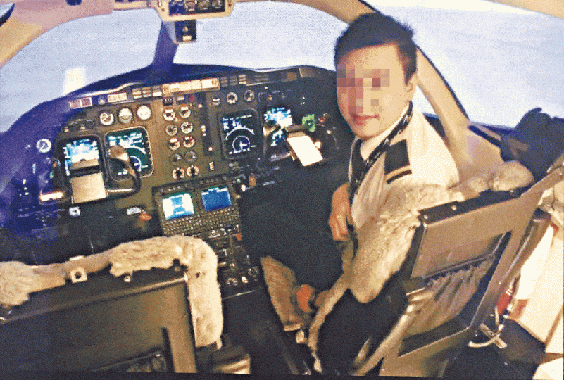 「James Chung」的賬號用上一張飛機師的照片。受訪者提供圖片「機師」曾稱要將圖中的名貴手錶和手袋送予女事主。 「James Chung」的賬號用上一張飛機師的照片。受訪者提供圖片「機師」曾稱要將圖中的名貴手錶和手袋送予女事主。