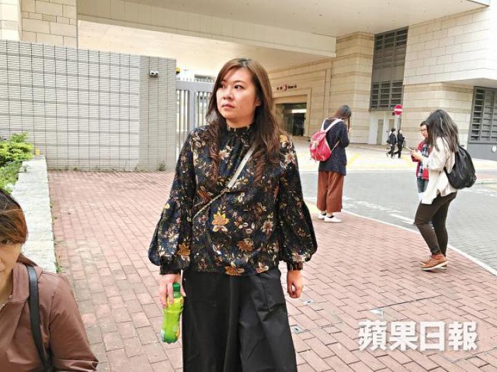 女下屬龔月玲否認誣告被告羅學賢。戴國輝攝國泰航空助理營運經理羅學賢否認欺詐推薦獎金。 女下屬龔月玲否認誣告被告羅學賢。戴國輝攝國泰航空助理營運經理羅學賢否認欺詐推薦獎金。