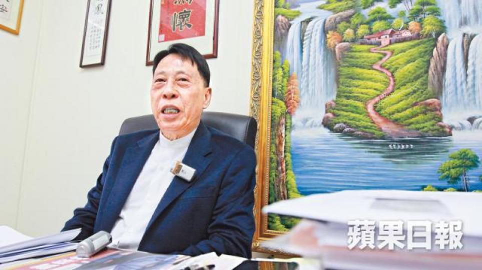 李國鳳勝出粉嶺鄉委會主席選舉。資料圖片大批反黑組及機動部隊成員昨在粉嶺鄉委會主席選舉場外戒備。 李國鳳勝出粉嶺鄉委會主席選舉。資料圖片大批反黑組及機動部隊成員昨在粉嶺鄉委會主席選舉場外戒備。