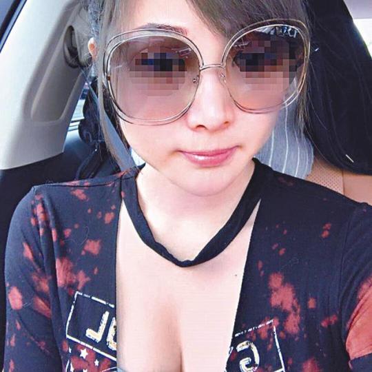 詐騙罪成的方忻瑜喜作性感打扮。受騙吳姓富商方忻瑜曾以空姐造型出庭。 詐騙罪成的方忻瑜喜作性感打扮。受騙吳姓富商方忻瑜曾以空姐造型出庭。