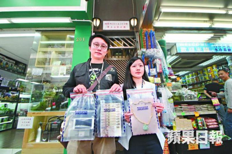警方在通菜街拘兩男兩女內地人,起回部份財物及撿獲偽造身份證。 警方在通菜街拘兩男兩女內地人,起回部份財物及撿獲偽造身份證。