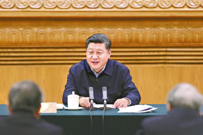 習近平前日主持召開學校思政課座談會。新華社內地一名教師給學生們講國徽的知識。路透社 習近平前日主持召開學校思政課座談會。新華社內地一名教師給學生們講國徽的知識。路透社