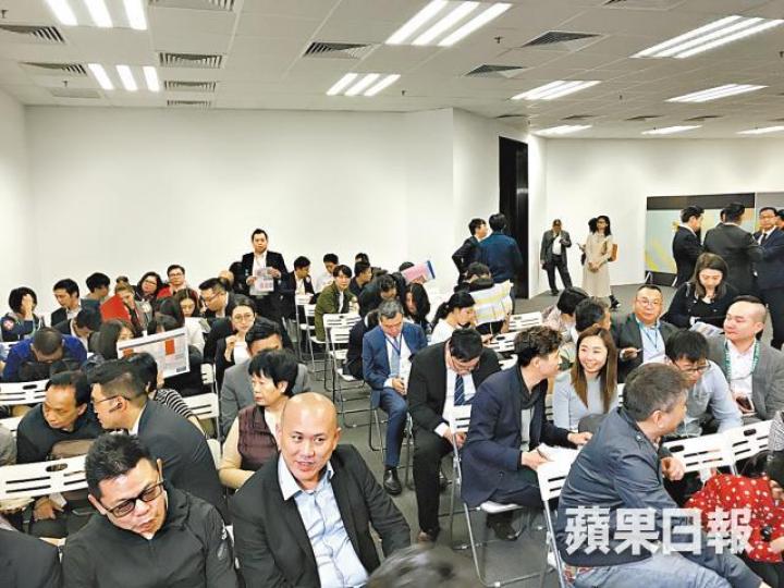 紅磡啟岸次輪開售不及上輪打蛇餅揀樓之勢。 紅磡啟岸次輪開售不及上輪打蛇餅揀樓之勢。