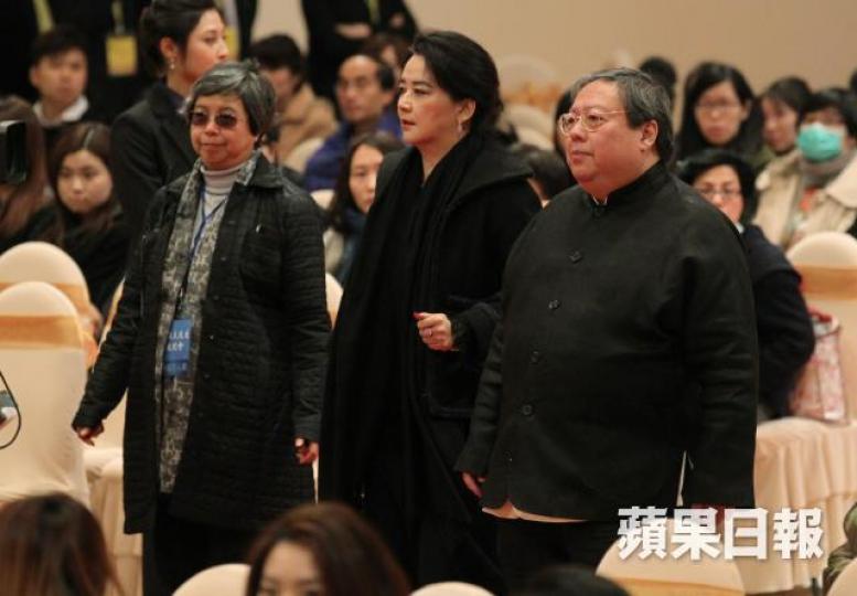 胡慧中(中)在電郵中回覆丈夫何志平(右)指「每個人都知你沒有罪」。資料圖片 胡慧中(中)在電郵中回覆丈夫何志平(右)指「每個人都知你沒有罪」。資料圖片