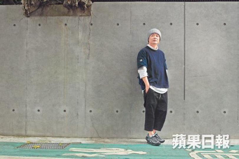 張嘉佳和藝人劉若英早前在台北國際書展對談,吸引大批書迷捧場。《從你的全世界路過》銷售累積千萬冊。長篇小說《雲邊有個小賣部》寫親情與故鄉。電影《擺渡人》由張嘉佳親自改編執導。 張嘉佳和藝人劉若英早前在台北國際書展對談,吸引大批書迷捧場。《從你的全世界路過》銷售累積千萬冊。長篇小說《雲邊有個小賣部》寫親情與故鄉。電影《擺渡人》由張嘉佳親自改編執導。