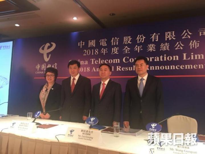 中電信總裁柯瑞文(左二)指今年在測試5G的資本開支將達90億人民幣。 中電信總裁柯瑞文(左二)指今年在測試5G的資本開支將達90億人民幣。