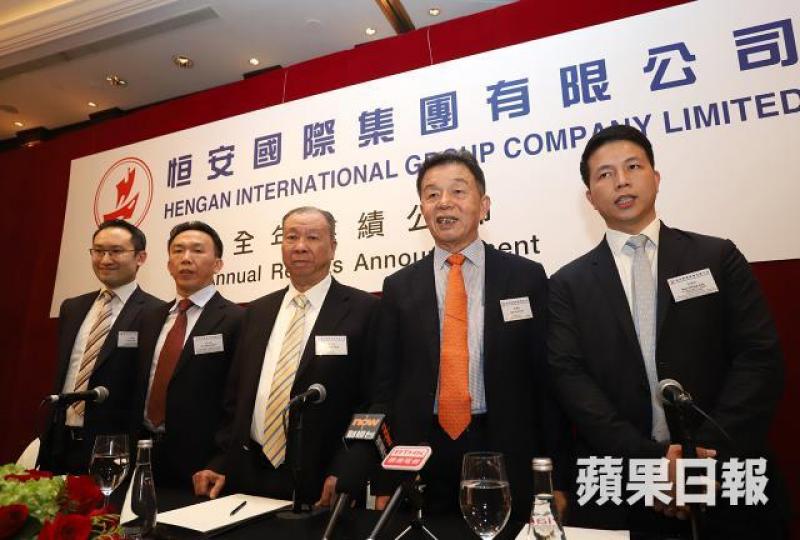 恒安行政總裁許連捷(右二)預期今年紙巾原材料木漿成本會比去年低。譚德潤攝 恒安行政總裁許連捷(右二)預期今年紙巾原材料木漿成本會比去年低。譚德潤攝