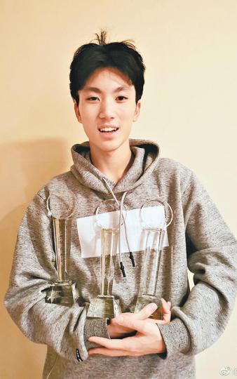 張一男（圖）在上海學生電影節得了最佳影片等三個獎項，甚有其父張藝謀的風範。微博圖片張藝謀。資料圖片