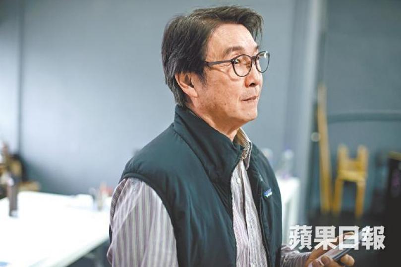 放下影視工作兩年,劉松仁全情投入創作音樂劇《利瑪竇》。劉松仁手機殼是母親照片,旁邊寫着「謙卑指引着她的人生」。 放下影視工作兩年,劉松仁全情投入創作音樂劇《利瑪竇》。劉松仁手機殼是母親照片,旁邊寫着「謙卑指引着她的人生」。