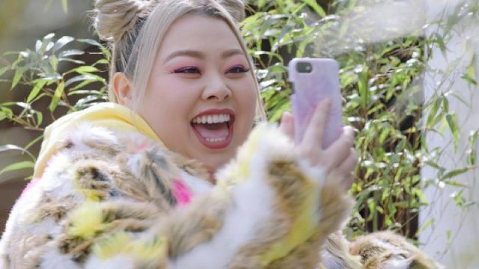 渡邊直美要玩「濕身」，連女神有村架純都要讓路！唔少男生都想化身渡邊直美，可以親手摸下有村BB白滑肌膚。