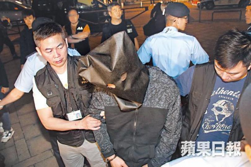 疑兇昨晚被押返寶林邨事發單位重組案情。黎家駒攝探員將涉案棉被及床板撿走化驗。 疑兇昨晚被押返寶林邨事發單位重組案情。黎家駒攝探員將涉案棉被及床板撿走化驗。