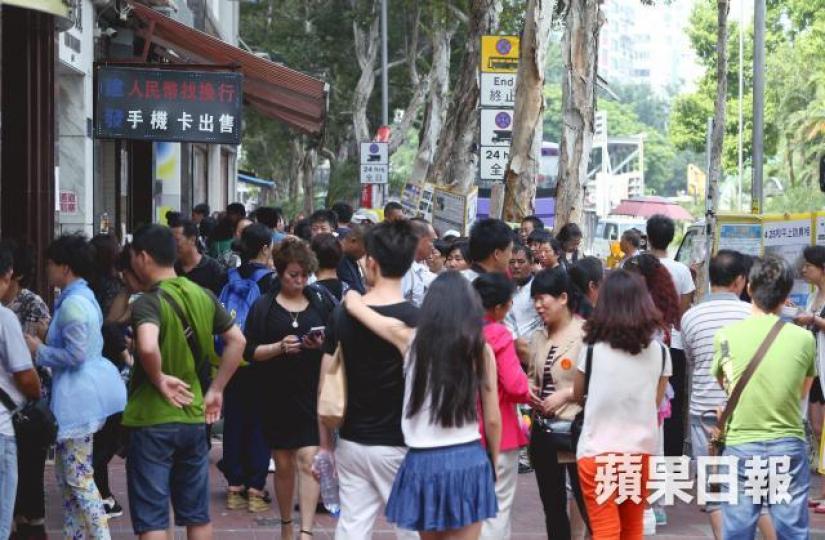 土瓜灣成為旅客迫爆重災區,對區內居民造成極大不便。 土瓜灣成為旅客迫爆重災區,對區內居民造成極大不便。