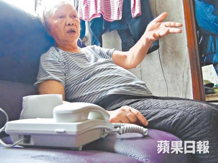 被告劉盧笑展示新買電話,自言已將經理「唱到一毫子都唔值」。陸羽平攝 被告劉盧笑展示新買電話,自言已將經理「唱到一毫子都唔值」。陸羽平攝