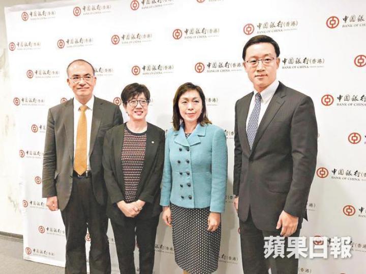 中銀副總裁龔楊恩慈(右二)希望新服務可更便利港人。 中銀副總裁龔楊恩慈(右二)希望新服務可更便利港人。