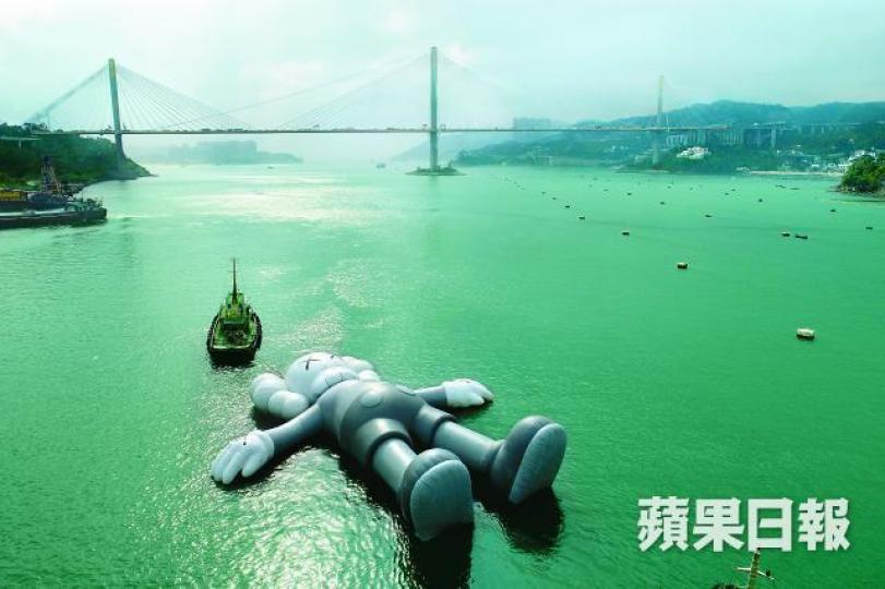 KAWS公仔昨午先在藍巴勒海峽熱身,準備明天游到維港,正式跟港人見面。江俊豪攝 KAWS公仔昨午先在藍巴勒海峽熱身,準備明天游到維港,正式跟港人見面。江俊豪攝