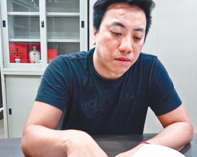 張書維受訪否認性騷擾及意圖性侵兩名電視台女記者。台灣《蘋果日報》汽車旅館監視器拍到張書維與C女搭電梯時都是清醒的。台灣《蘋果日報》 張書維受訪否認性騷擾及意圖性侵兩名電視台女記者。台灣《蘋果日報》汽車旅館監視器拍到張書維與C女搭電梯時都是清醒的。台灣《蘋果日報》