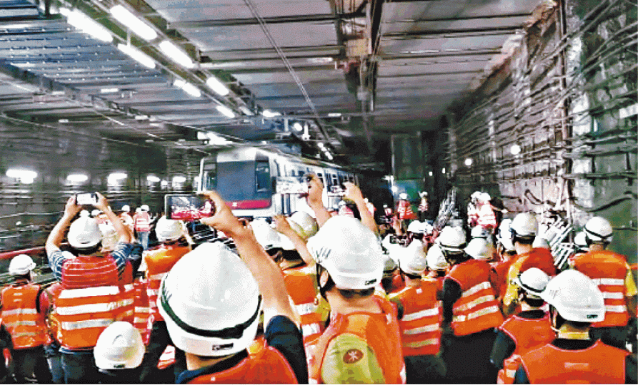成功移走列車一刻,工程人員紛紛舉起手機拍攝。港鐵提供圖片 成功移走列車一刻,工程人員紛紛舉起手機拍攝。港鐵提供圖片