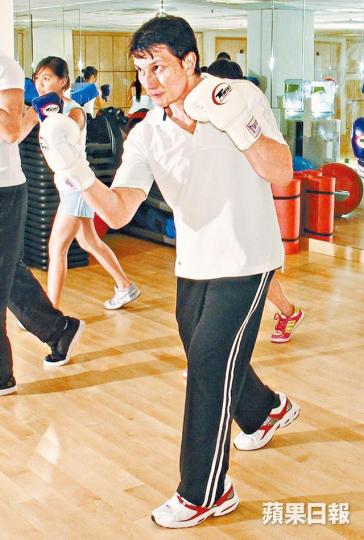 活躍於八、九十年代港產片的Eddie Maher前日離世。任達華（左）對於《海狼》拍檔Eddie（右）去世感到可惜。Eddie曾與羅芙洛合演電影《皇家師姐》，羅昨在社交網悼念拍檔。何慈茵指爸爸何麥會幫手安排Eddie（左）的後事。