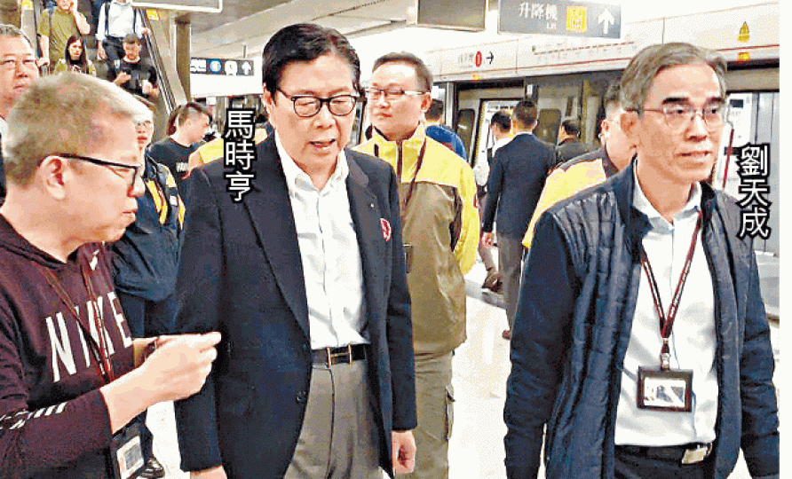 港鐵主席馬時亨及車務總監劉天成昨到中環站視察。 港鐵主席馬時亨及車務總監劉天成昨到中環站視察。