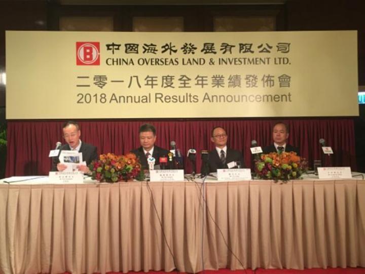 中海外主席顏建國(左二)料下半年樓市會比上半年好。 中海外主席顏建國(左二)料下半年樓市會比上半年好。