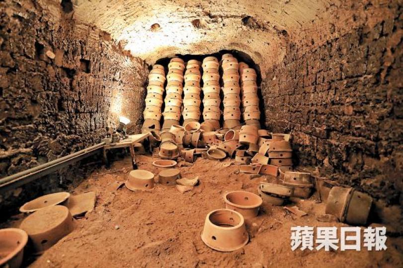 龍窯內仍放置大量合砵,以往會將陶胚放於合砵燒製,既可善用空間,亦可保護陶器。許頌明攝龍窯早年由梁森一家接手,現由其子梁栢泉(右)義務管理;旁為關注組副主席劉琬珊。培愛學校舊校舍已空置多年,但設施仍完好,具重用價值。 龍窯內仍放置大量合砵,以往會將陶胚放於合砵燒製,既可善用空間,亦可保護陶器。許頌明攝龍窯早年由梁森一家接手,現由其子梁栢泉(右)義務管理;旁為關注組副主席劉琬珊。培愛學校舊校舍已空置多年,但設施仍完好,具重用價值。