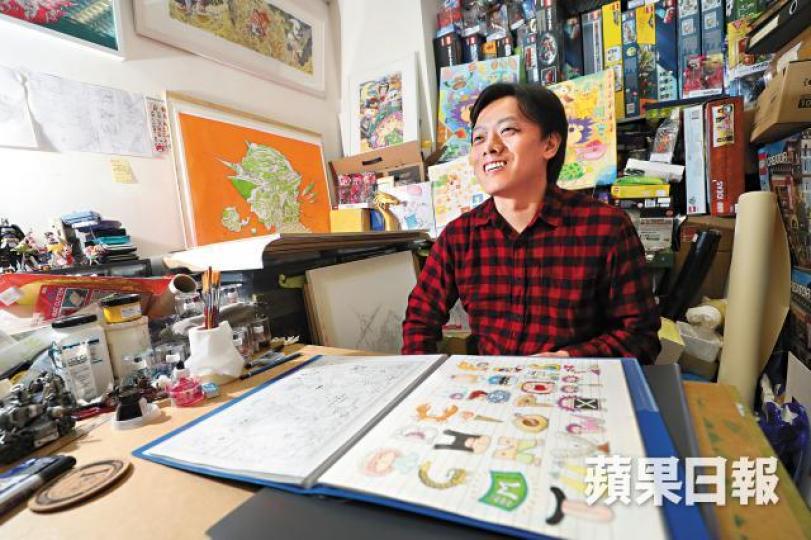 姜智傑的工作室內玩具比漫畫還多。《森巴Family》是瘋狂搞笑的單元式漫畫故事。《森巴Family》的草稿亂中有序。阿姜2016至17年自資出版過三本獨立漫畫雜誌《Comic O》,供志同道合的漫畫家自由創作。 姜智傑的工作室內玩具比漫畫還多。《森巴Family》是瘋狂搞笑的單元式漫畫故事。《森巴Family》的草稿亂中有序。阿姜2016至17年自資出版過三本獨立漫畫雜誌《Comic O》,供志同道合的漫畫家自由創作。