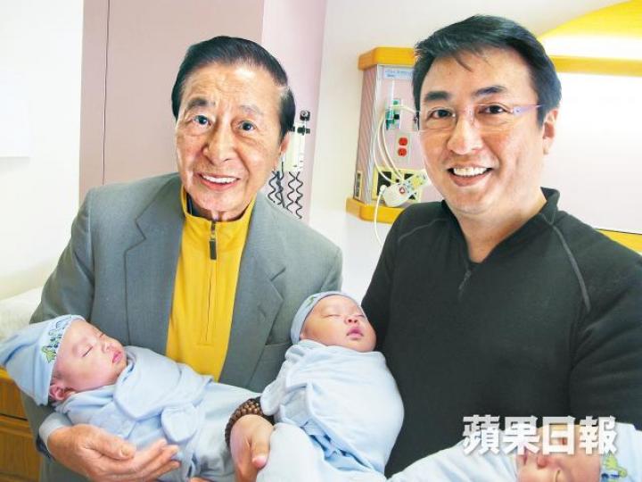 56歲的李家傑未婚,他為了圓父抱男孫心願,赴美借肚,2010年誕下三胞胎,全為男丁。四叔當時透過發言人表示「開心過賺大錢」。48歲的李家誠06年與徐子淇結婚,三年誕下兩女。惟李家傑爬頭,徐備受追仔壓力,2011年及15年終誕下麟兒,鬆一口氣「封肚」。 56歲的李家傑未婚,他為了圓父抱男孫心願,赴美借肚,2010年誕下三胞胎,全為男丁。四叔當時透過發言人表示「開心過賺大錢」。48歲的李家誠06年與徐子淇結婚,三年誕下兩女。惟李家傑爬頭,徐備受追仔壓力,2011年及15年終誕下麟兒,鬆一口氣「封肚」。