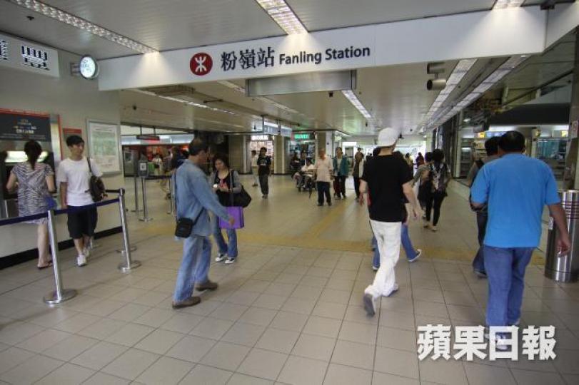 21歲男學生在粉嶺港鐵站地下,偷拍相距一米的一名中年女士的裙子及雙腿。 21歲男學生在粉嶺港鐵站地下,偷拍相距一米的一名中年女士的裙子及雙腿。