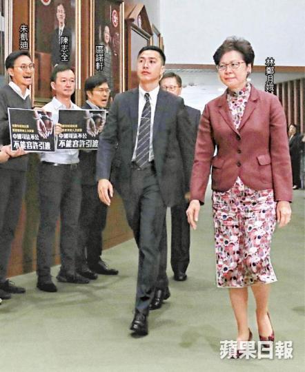議會陣線議員昨在會議廳外抗議,批評林鄭月娥藉台灣兇殺案過橋修訂《逃犯條例》。何頴賢攝 議會陣線議員昨在會議廳外抗議,批評林鄭月娥藉台灣兇殺案過橋修訂《逃犯條例》。何頴賢攝