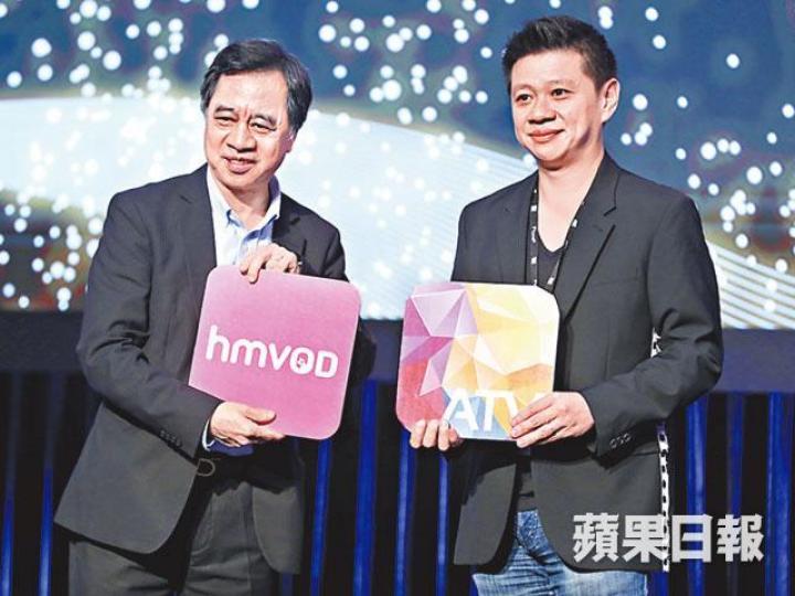 蕭定一（右）與亞視行政總裁何麗全宣佈合作重拍三套亞視經典劇集。張建聲和陳嘉莉昨日以情侶檔身份現身。