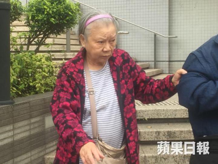 被告劉盧笑昨認罪後離開法院。 被告劉盧笑昨認罪後離開法院。