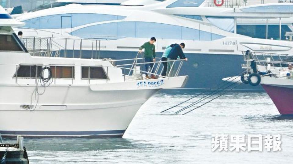 探員昨到遊艇上調查被斬斷的纜繩。 探員昨到遊艇上調查被斬斷的纜繩。