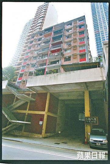 中國奧園出資680萬元購入燕貽大廈兩個車位。 中國奧園出資680萬元購入燕貽大廈兩個車位。