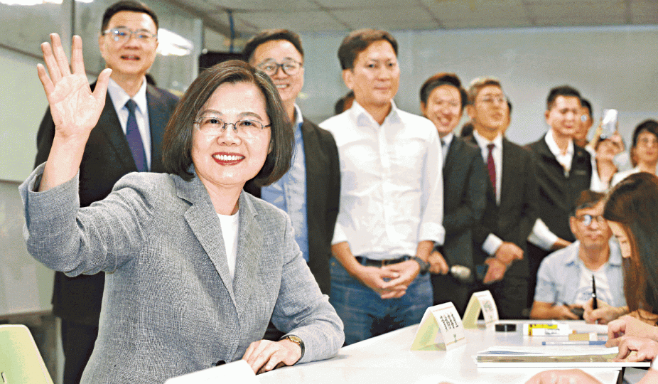 蔡英文在民進黨中央黨部登記,正式參戰明年總統大選。 台灣《蘋果日報》 蔡英文在民進黨中央黨部登記,正式參戰明年總統大選。 台灣《蘋果日報》