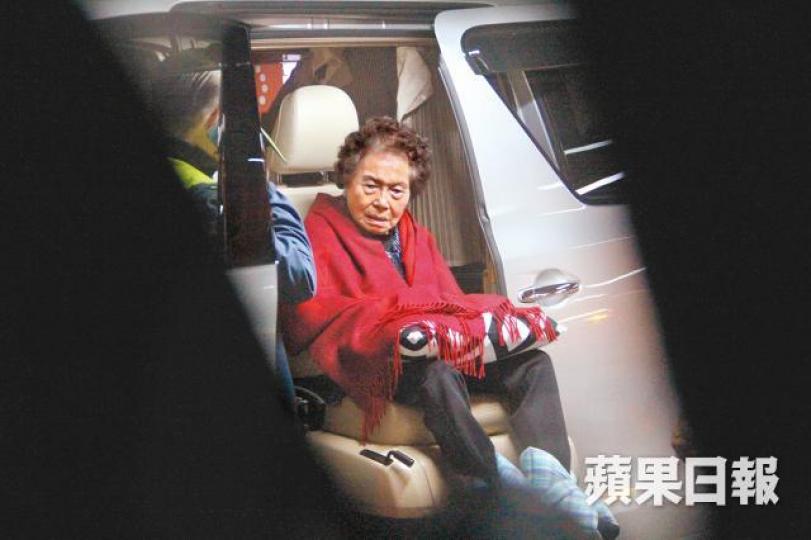 郭老太每次外出,家人都為她準備毛氈和腳墊等。郭炳江太太上周四到監獄探夫後,面帶笑容離開。 郭老太每次外出,家人都為她準備毛氈和腳墊等。郭炳江太太上周四到監獄探夫後,面帶笑容離開。